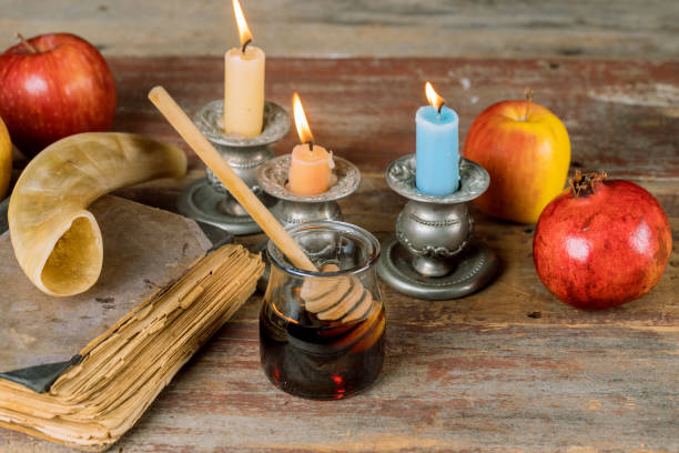miel y manzanas navideñas judías con libro de torá granada, kippah a yamolka talit - yom kippur fotos fotografías e imágenes de stock
