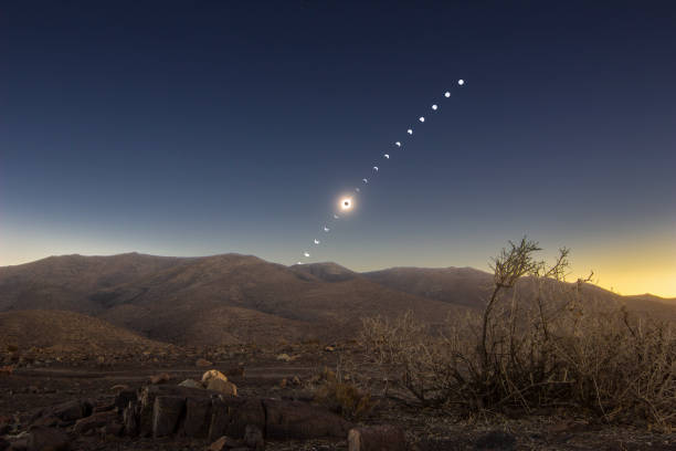 The 2nd July 2019 Total Solar Eclipse in Chile was an amazing astronomical event. At Atacama Desert and during the evening time, the Sun it was going to be quite low in the sky. However despite of some clouds menace we enjoyed and amazing natural phenomenon above Atacama Desert mountains inside an awesome scenery to enjoy how the Sun was covered by the Moon on the Total Solar Eclipse total solar eclipse en el desierto de atacama el 2 de julio de 2019, un evento increíble para ver. todas las fases del eclipse solar en una sola toma con una vista de la totalidad y la corona del sol en una vista del desierto del paisaje árido