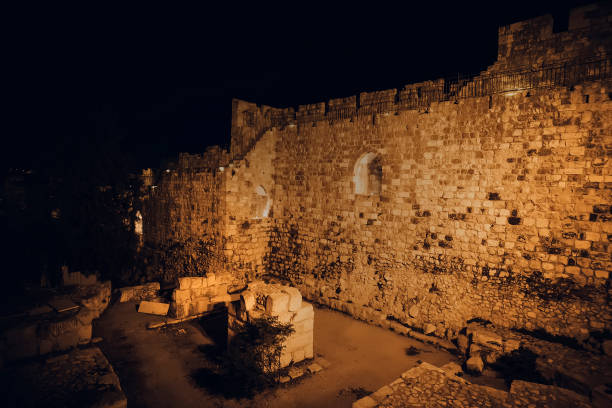 parede do sul da pedra antiga na cidade velha de jerusalem israel de encontro ao céu nocturno - jerusalem judaism david tower - fotografias e filmes do acervo