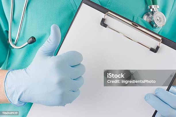 Foto de Médico Mostrar Que Tudo É Bom e mais fotos de stock de Adulto - Adulto, Azul, Caderno de Anotação