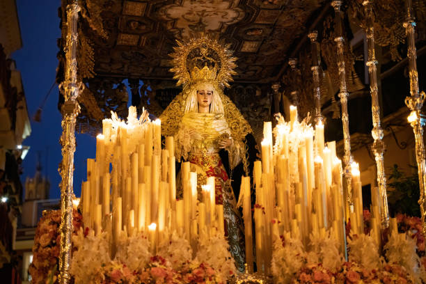 vierge à séville pendant la procession de semaine sainte - fête religieuse photos et images de collection