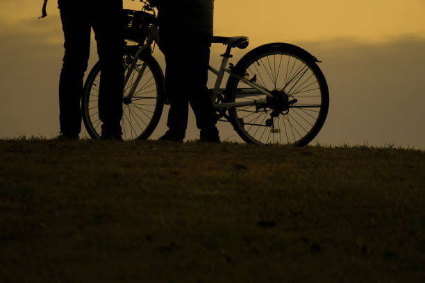 Parent and child silhouette standing in the sunset of the hill Parent and child silhouette standing in the sunset of the hill. Shooting Location: Chofu, Tokyo 丘 stock pictures, royalty-free photos & images