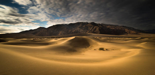duna de arena del valle de la muerte al atardecer - sand dune sand orange california fotografías e imágenes de stock
