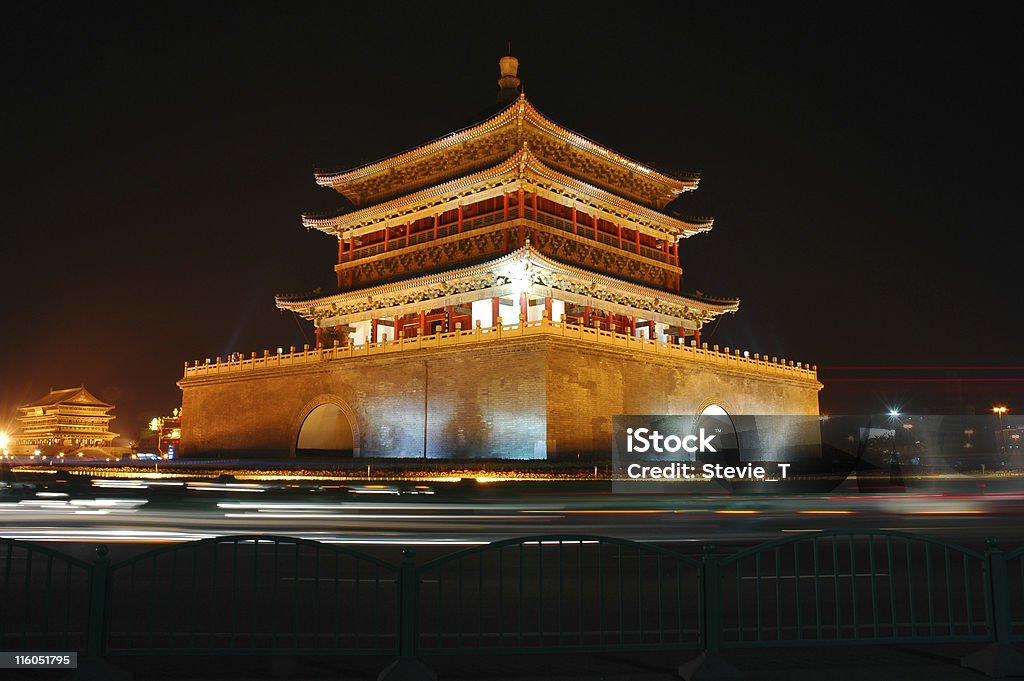 Torre de la campana de Xian en la noche - Foto de stock de Campanario - Torre libre de derechos