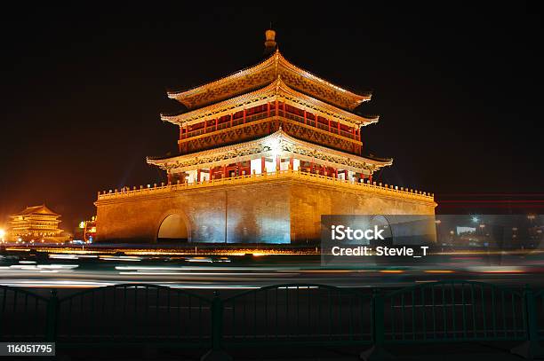 Torre De La Campana De Xian En La Noche Foto de stock y más banco de imágenes de Campanario - Torre - Campanario - Torre, China, Color - Tipo de imagen