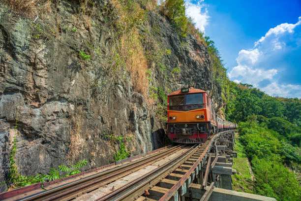 prowincja kanchanaburi, lokomotywa, pociąg parowy, tajlandia, pociąg - kanchanaburi province train thailand diesel zdjęcia i obrazy z banku zdjęć
