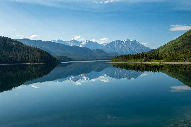 lago muncho en kanada - yukon fotografías e imágenes de stock