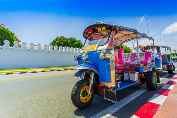 ジャイアントスイングの前のバンコクの交通 - 人力車 写真 ストックフォトと画像