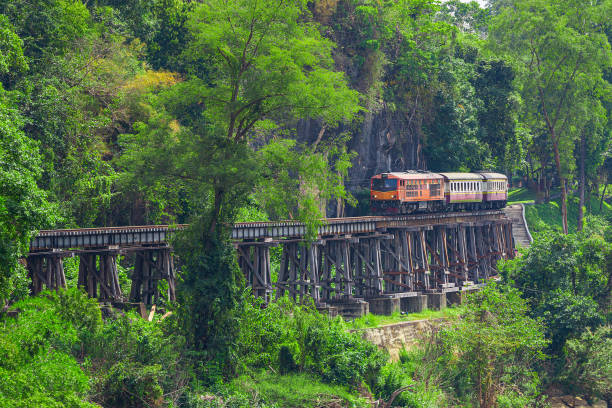 foto kanchanaburi provincia, locomotiva, treno a vapore, thailandia, treno - veicolo - kanchanaburi province train thailand diesel foto e immagini stock