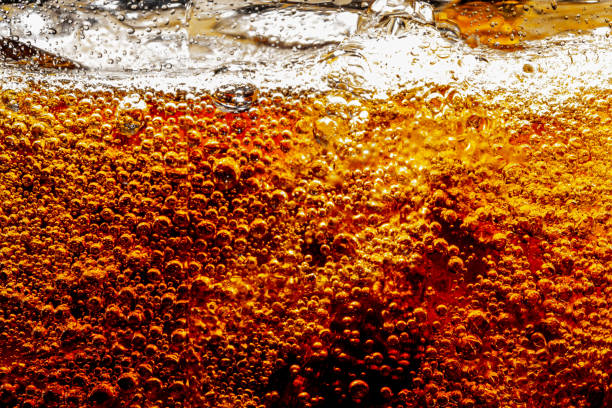 elemento de diseño. burbujas de cerveza macro ,cola primer plano - cola gaseosa fotografías e imágenes de stock