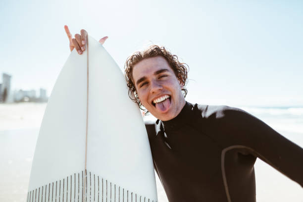 surfeur s'amuser sur la plage en australie - exercising wetsuit people expressing positivity photos et images de collection