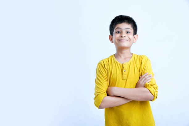 joven niño indio lindo de pie sobre el fondo blanco - child asian and indian ethnicities facial expression asia fotografías e imágenes de stock