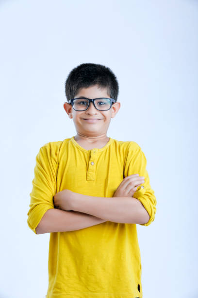 joven niño indio lindo de pie sobre el fondo blanco - child asian and indian ethnicities facial expression asia fotografías e imágenes de stock