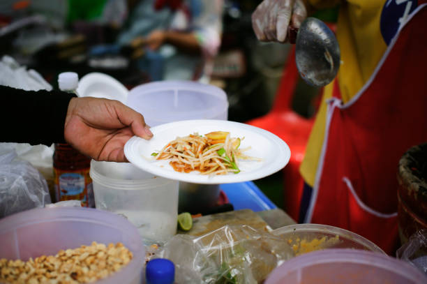 Free food for poor and homeless people donates food to food less people : The poor have been sharing food from the kinder society to Relieve Hunger : Social concept of poor people sharing alimentos gratis para las personas pobres y sin hogar dona alimentos a alimentos menos personas : los pobres han estado compartiendo alimentos de la sociedad más amable para aliviar el hambre: concepto social de las personas pobres que comparten