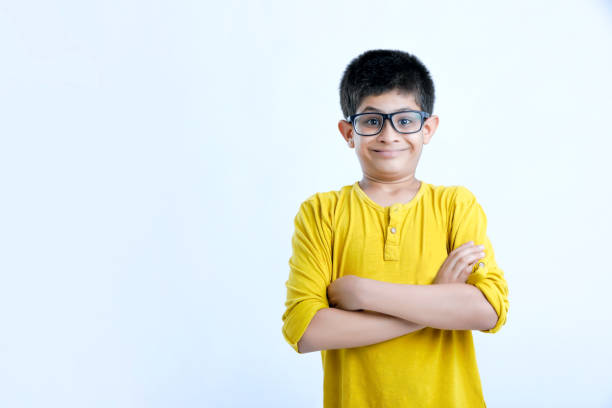 jeune enfant indien mignon restant au-dessus du fond blanc - child asian and indian ethnicities facial expression asia photos et images de collection