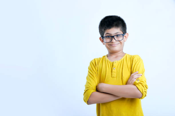 jeune enfant indien mignon restant au-dessus du fond blanc - child asian and indian ethnicities facial expression asia photos et images de collection