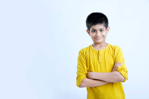 jeune enfant indien mignon restant au-dessus du fond blanc - child asian and indian ethnicities facial expression asia photos et images de collection