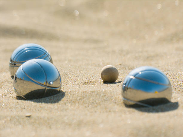 loisirs, trois balles de pétanque à proximité de l'objectif - sunspot photos et images de collection