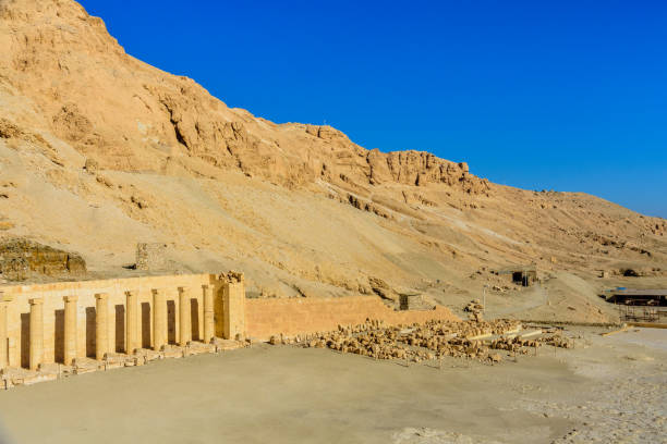 археологический памятник возле храма хатшепсут в луксоре, египет - 3683 стоковые фото и изображения