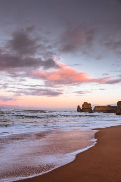 オーストラリアのギブソン階段での日の出 - australia melbourne landscape twelve apostles ストックフォトと画像