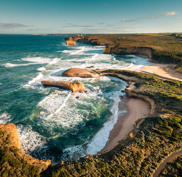 オーストラリアの偉大な海の道の海岸線 - twelve apostles sea rocks 写真 ストックフォトと画像
