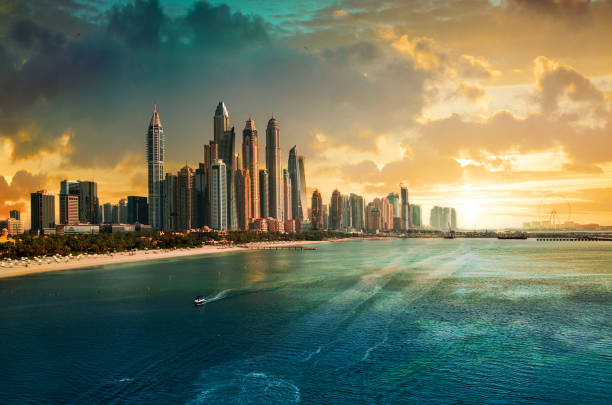 두바이, 아랍에미리트. 고층 빌딩의 도시, 해변 호텔의 최전선과 페르시아 만의 푸른 물과 화창한 날에 두바이 정박지 - dubai beach hotel skyline 뉴스 사진 이미지