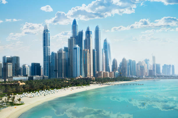 dubai, vereinigte arabische emirate vereinigte arabische emirate. stadt der wolkenkratzer, dubai marina am sonnigen tag mit frontlinie von strandhotels und blauem wasser des persischen golfs - dubai beach hotel skyline stock-fotos und bilder