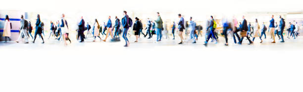 hermoso borrón de movimiento de la gente que camina en la estación de tren. horas punta de la mañana temprano, concepto de vida moderna ocupado. - image blur fotografías e imágenes de stock