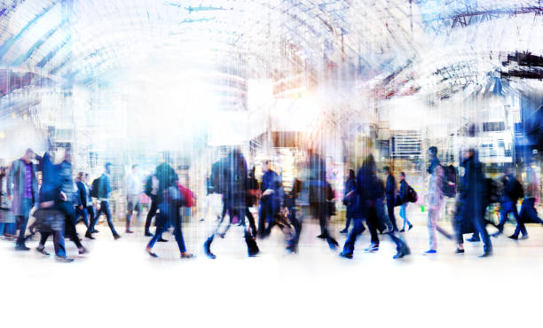 hermoso borrón de movimiento de la gente que camina en la estación de tren. horas punta de la mañana temprano, concepto de vida moderna ocupado. - blurred motion motion group of people crowded fotografías e imágenes de stock