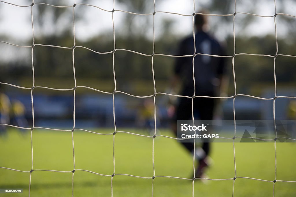 Objetivo Internet e um goleiro fora de foco - Foto de stock de Camisas royalty-free