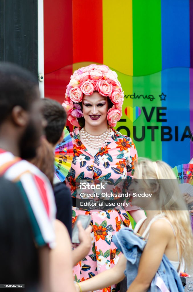 London Gay Pride Desfile 2019 Foto De La Calle De Hombres Transgénero  Vestidos Como Mujeres Y Personas Que Toman Fotos Con Él Foto de stock y más  banco de imágenes de 2019 - iStock
