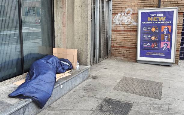 persona sin hogar - republic of ireland sadness household equipment northern europe fotografías e imágenes de stock