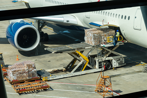 Escena de carga de equipaje y carga a avión con operaciones de manipulación en aeropuerto, concepto de viajes y transporte photo