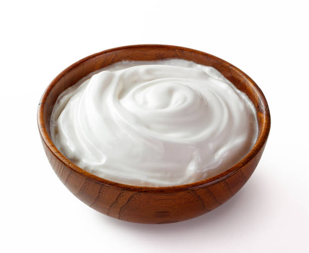 crème aigre dans une assiette isolée blanc backround - yogurt greek culture milk healthy eating photos et images de collection