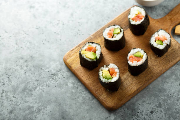 salmon avocado sushi rolls - food sushi seafood maki sushi imagens e fotografias de stock