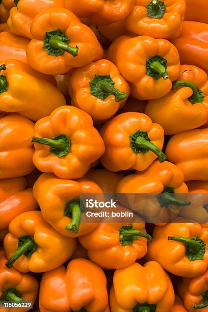 Pimentos No Mercado - Fotografias de stock e mais imagens de Alimentação Saudável - Alimentação Saudável, Amarelo, Caule de planta