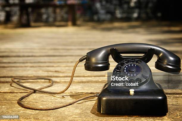 Telefono Retrò - Fotografie stock e altre immagini di Ambientazione esterna - Ambientazione esterna, Colore nero, Composizione orizzontale