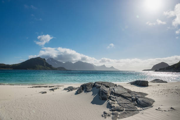 dia ensolarado na praia de haukland. uttakleiv - norway lofoten and vesteral islands sea mountain range - fotografias e filmes do acervo