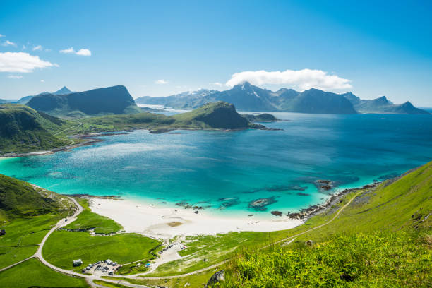 солнечный день на пляже хаукланд. уттаклеев - lofoten стоковые фото и изображения