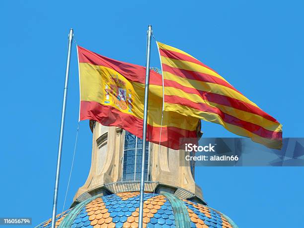 Due Bandiere - Fotografie stock e altre immagini di Bandiera - Bandiera, Bandiera dell'Unione Europea, Barcellona - Spagna