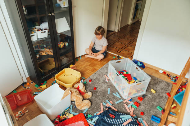 indoor portrait of a child playing in a very messy room - caos imagens e fotografias de stock