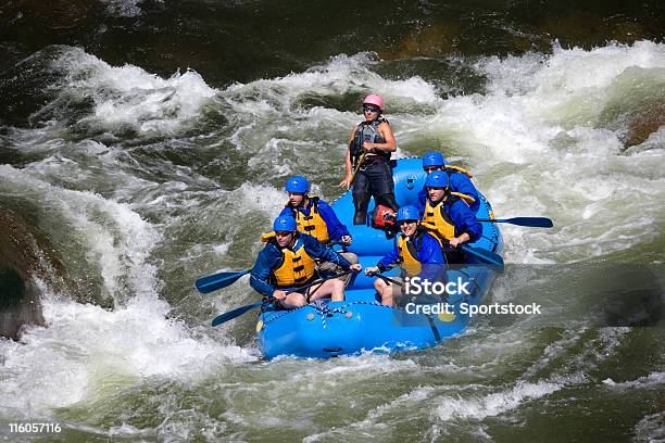 Gruppo Di Uomini E Donne Rafting Sulle Rapide - Fotografie stock e altre immagini di Rafting - Rafting, Colorado, Lavoro di squadra