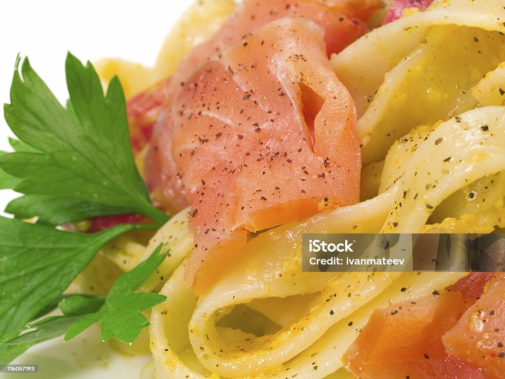 Collezione-Tagliatelle Pasta con salmone e peperoni - Foto stock royalty-free di Cena