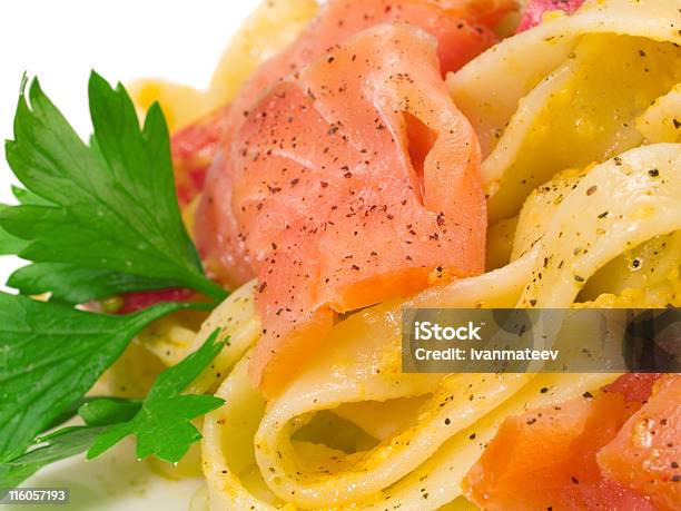 Collezionetagliatelle Pasta Con Salmone E Peperoni - Fotografie stock e altre immagini di Cena