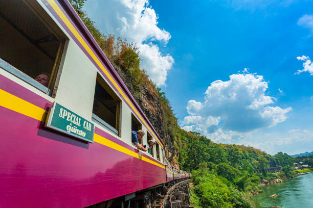 第二次世界大戦の歴史的な鉄道は、クワイノイ川の美しい景色を撮影する列車の観光客の多くと死の鉄道として知られています。 - kanchanaburi province train thailand diesel ストックフォトと画像