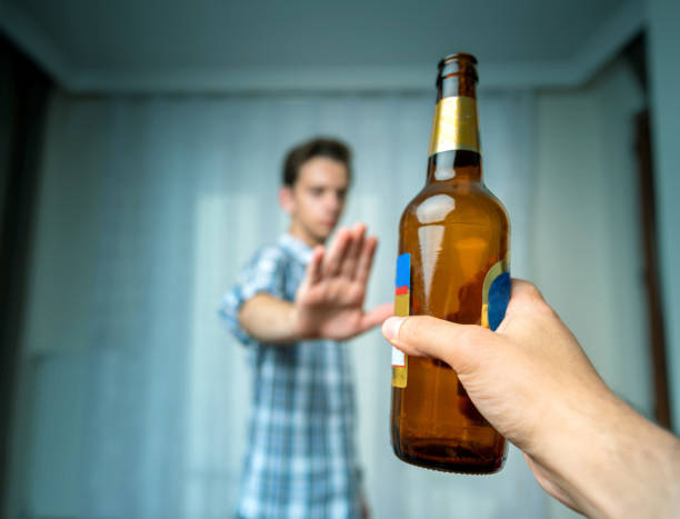 mano de hombre rechazando la bebida de cerveza alcohólica - alcohol alcoholism addiction drinking fotografías e imágenes de stock