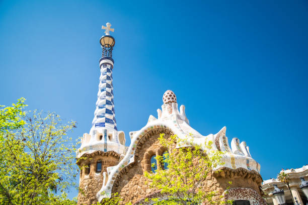 vista del parco guell di antonio gaudi a barcellona - antonio gaudi foto e immagini stock