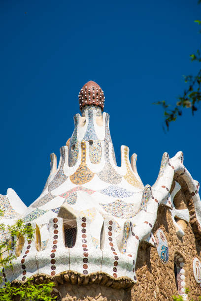 vista del parco guell di antonio gaudi a barcellona - antonio gaudi foto e immagini stock