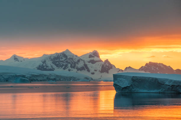 beau coucher du soleil en antarctique - iceberg antarctica glacier melting photos et images de collection