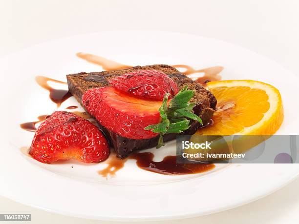 Pastel De Chocolate Con Fresa Foto de stock y más banco de imágenes de Al horno - Al horno, Alimento, Chocolate